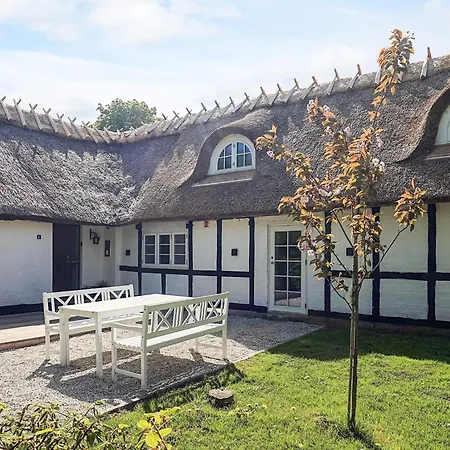 Vakantiehuis Idyllic Thatched Retreat-by Traum