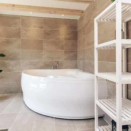 Vakantiehuis Idyllic Thatched Retreat-by Traum