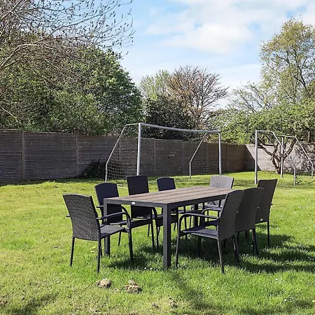 Vakantiehuis Idyllic Thatched Retreat-by Traum