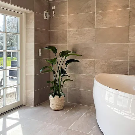 Vakantiehuis Idyllic Thatched Retreat-by Traum *