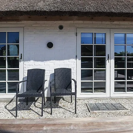 Idyllic Thatched Retreat-by Traum Vakantiehuis