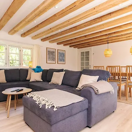 Idyllic Thatched Retreat-by Traum Vakantiehuis