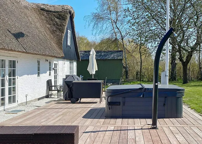 Semesterbostad Idyllic Thatched Retreat-by Traum *
