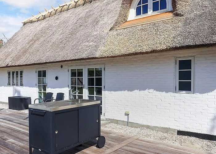 Nyaraló Idyllic Thatched Retreat-by Traum Gedser